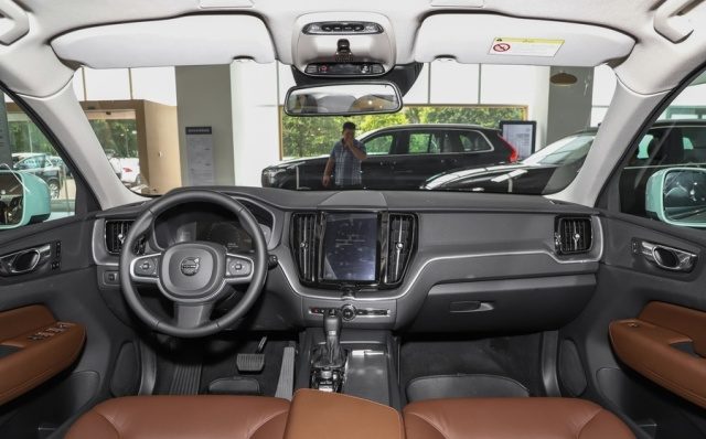 фото салона Volvo XC60 2019